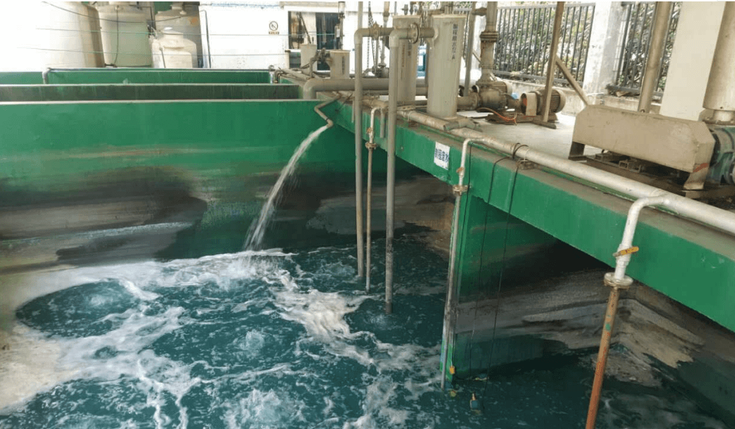 （圖：電鍍廢水泡沫現(xiàn)場）