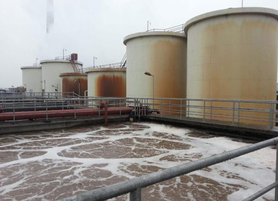 （圖：工業(yè)污水池起泡現(xiàn)場(chǎng)）