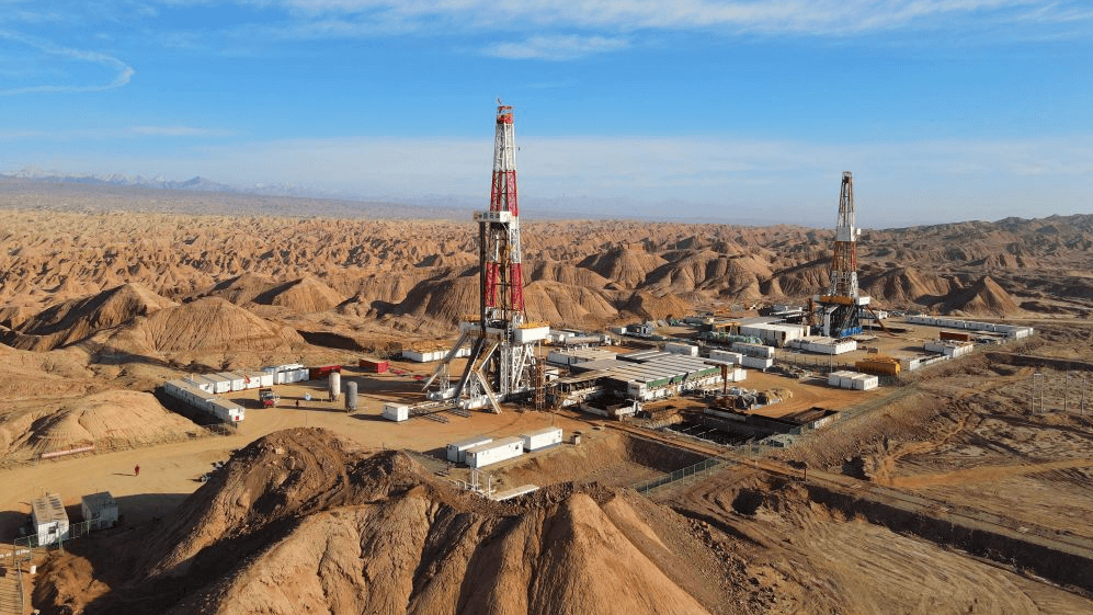 （圖：油田鉆井現(xiàn)場工藝）